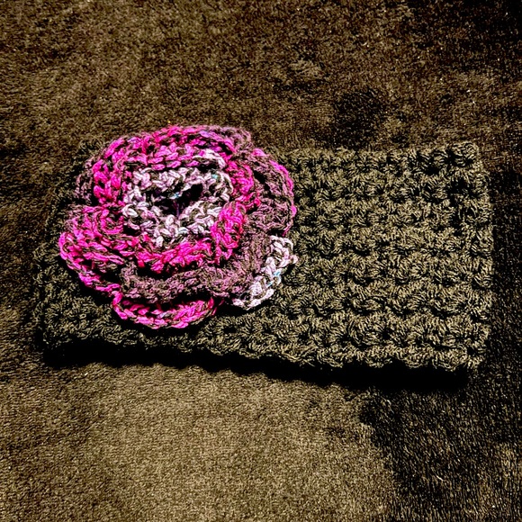 Crocheted headband with crocheted flower mosaic/black in color - Picture 5 of 5